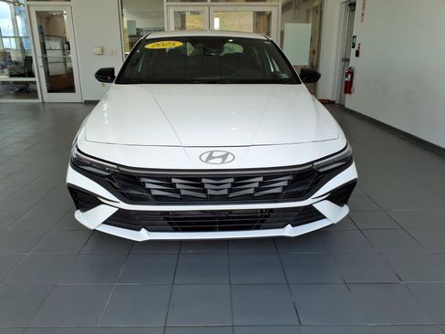 Certified 2025 Hyundai Elantra SEL FWD image 2