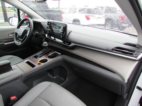 Used 2024 Toyota Sienna XLE image 17