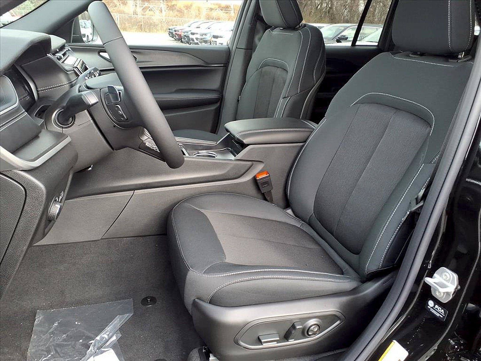 New 2025 Jeep Grand Cherokee Laredo X w/ Luxury Tech Group I AWD/4WD image 5