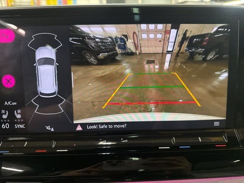 Used 2024 Volkswagen Atlas Cross Sport SEL R-Line image 15