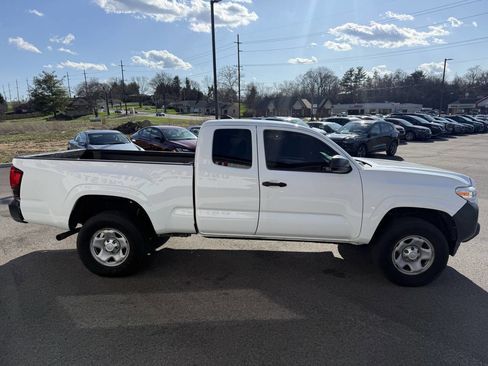 Used 2018 Toyota Tacoma SR image 6