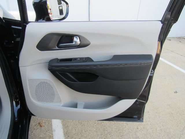 Used 2024 Chrysler Pacifica Touring-L FWD image 20