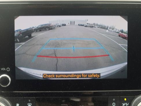 Used 2023 Toyota Highlander XLE AWD/4WD image 21