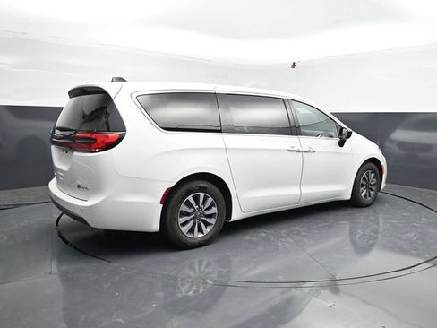 Used 2024 Chrysler Pacifica Limited FWD image 8