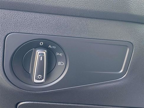 Used 2019 Volkswagen Tiguan SE image 29