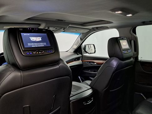 Used 2018 Cadillac Escalade ESV Luxury image 3