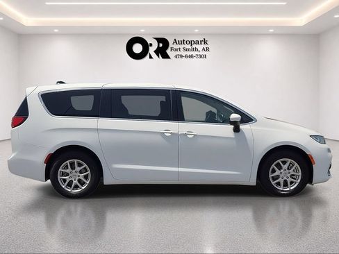 Used 2023 Chrysler Pacifica Touring-L FWD image 6