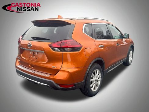 Used 2018 Nissan Rogue SV w/ Premium Package image 9