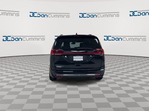 Used 2022 Chrysler Pacifica Touring-L FWD image 7