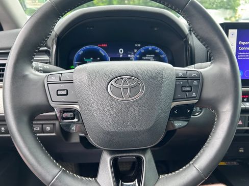 Used 2025 Toyota Camry XLE FWD image 23