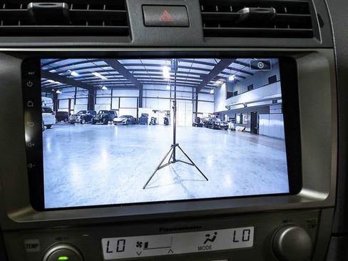 Used 2010 Toyota Camry XLE FWD image 29