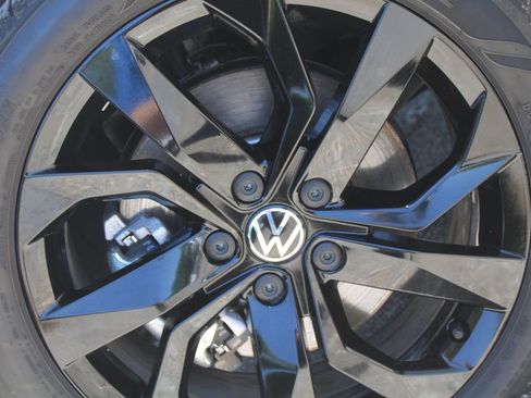 Used 2023 Volkswagen Taos SE w/ Panoramic Sunroof Package FWD image 17