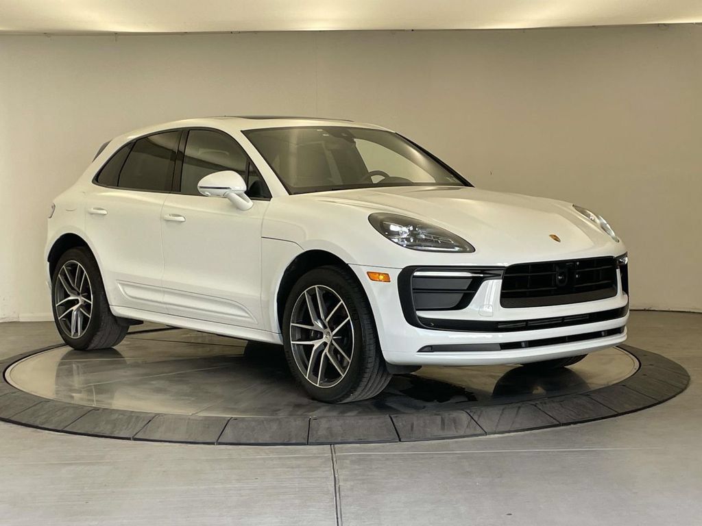 Certified 2026 Porsche Macan AWD/4WD image 9