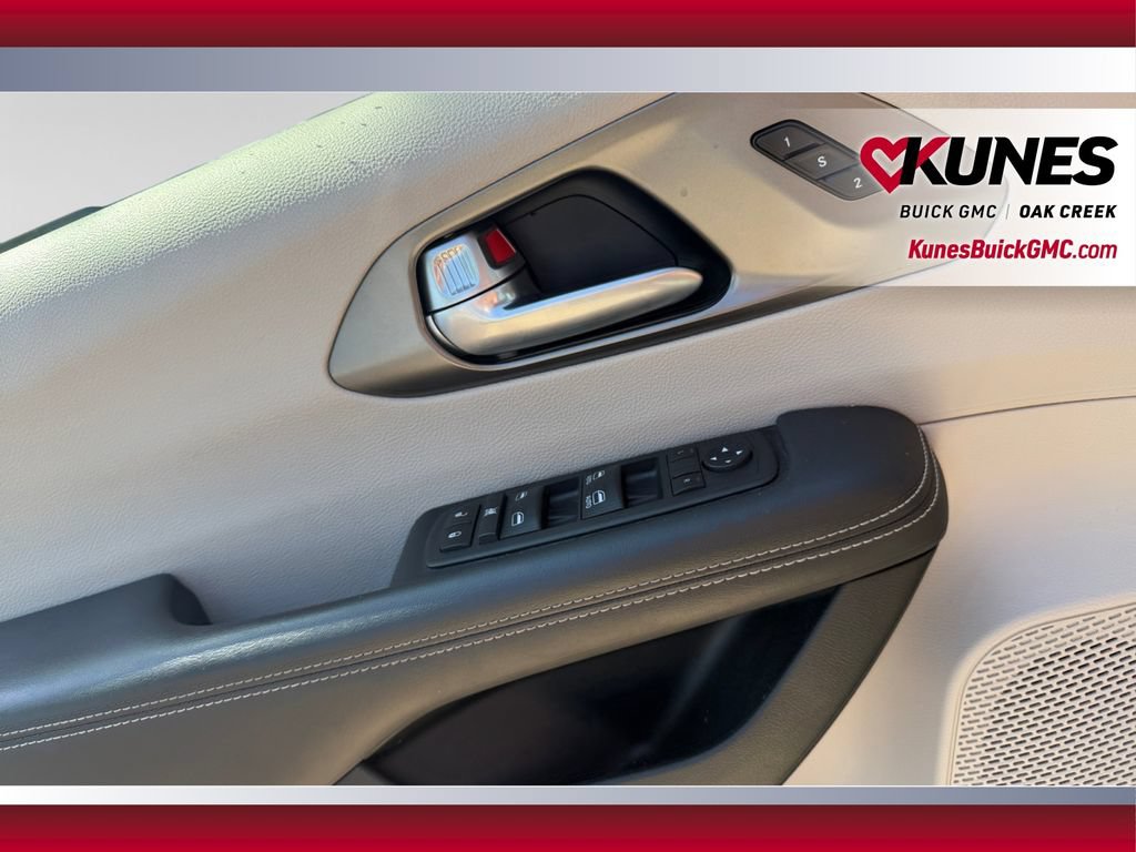 Used 2024 Chrysler Pacifica Touring-L FWD image 21