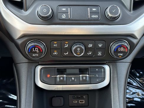 Used 2022 GMC Acadia SLE w/ Driver Convenience Package image 5