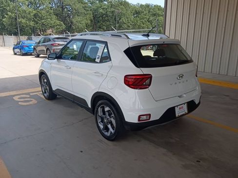 Used 2025 Hyundai Venue SEL FWD image 8