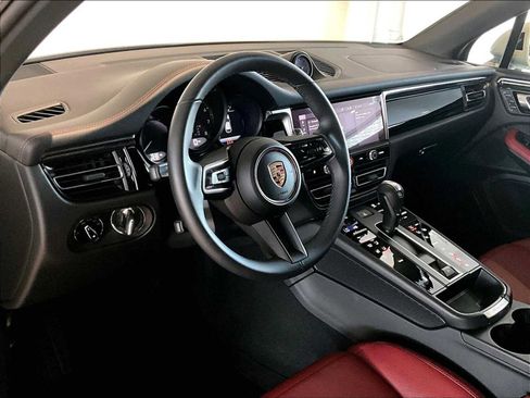 Used 2025 Porsche Macan image 7