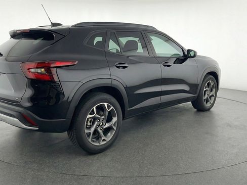 Used 2025 Chevrolet Trax LT w/ LT Convenience Package image 9