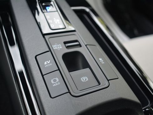 Used 2023 Toyota Prius LE AWD/4WD image 17