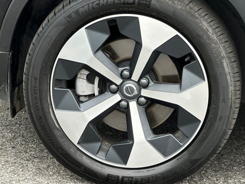Certified 2025 Volvo XC40 B5 Plus AWD/4WD image 31