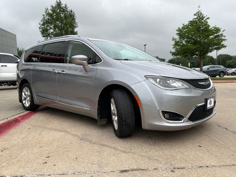 Used 2017 Chrysler Pacifica Touring-L Plus w/ Advanced Safetytec Group image 4