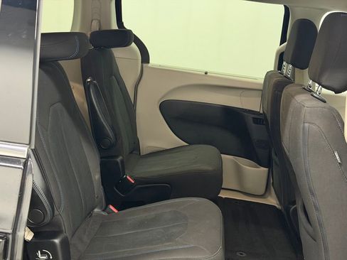 Used 2021 Chrysler Pacifica Touring w/ Cold Weather Group FWD image 19