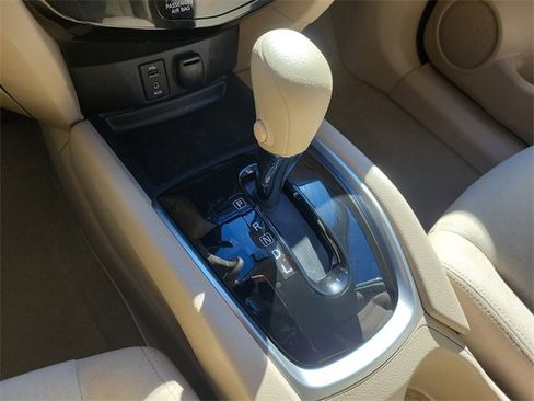 Used 2015 Nissan Rogue SV image 33