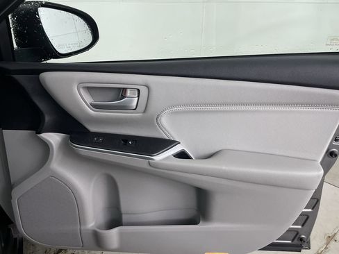 Used 2017 Toyota Camry XLE w/ Moonroof Package FWD image 25