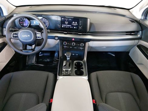 Used 2024 Kia Carnival LX image 9