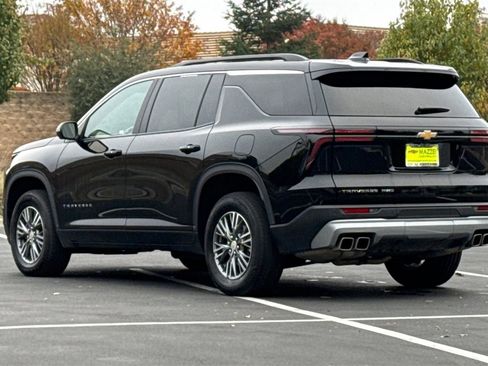 Used 2024 Chevrolet Traverse LT image 3