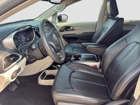 Used 2024 Chrysler Pacifica Touring-L FWD image 12