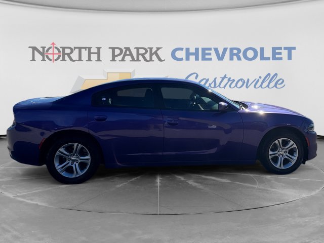 Used 2019 Dodge Charger SXT RWD image 2