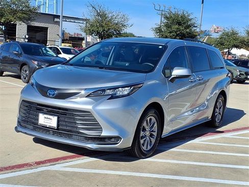 Used 2021 Toyota Sienna LE image 3