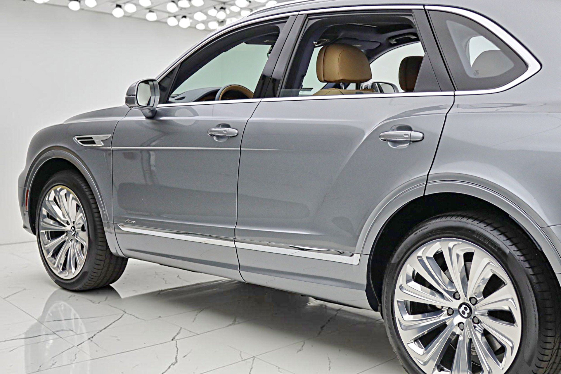 Used 2025 Bentley Bentayga AWD/4WD image 8