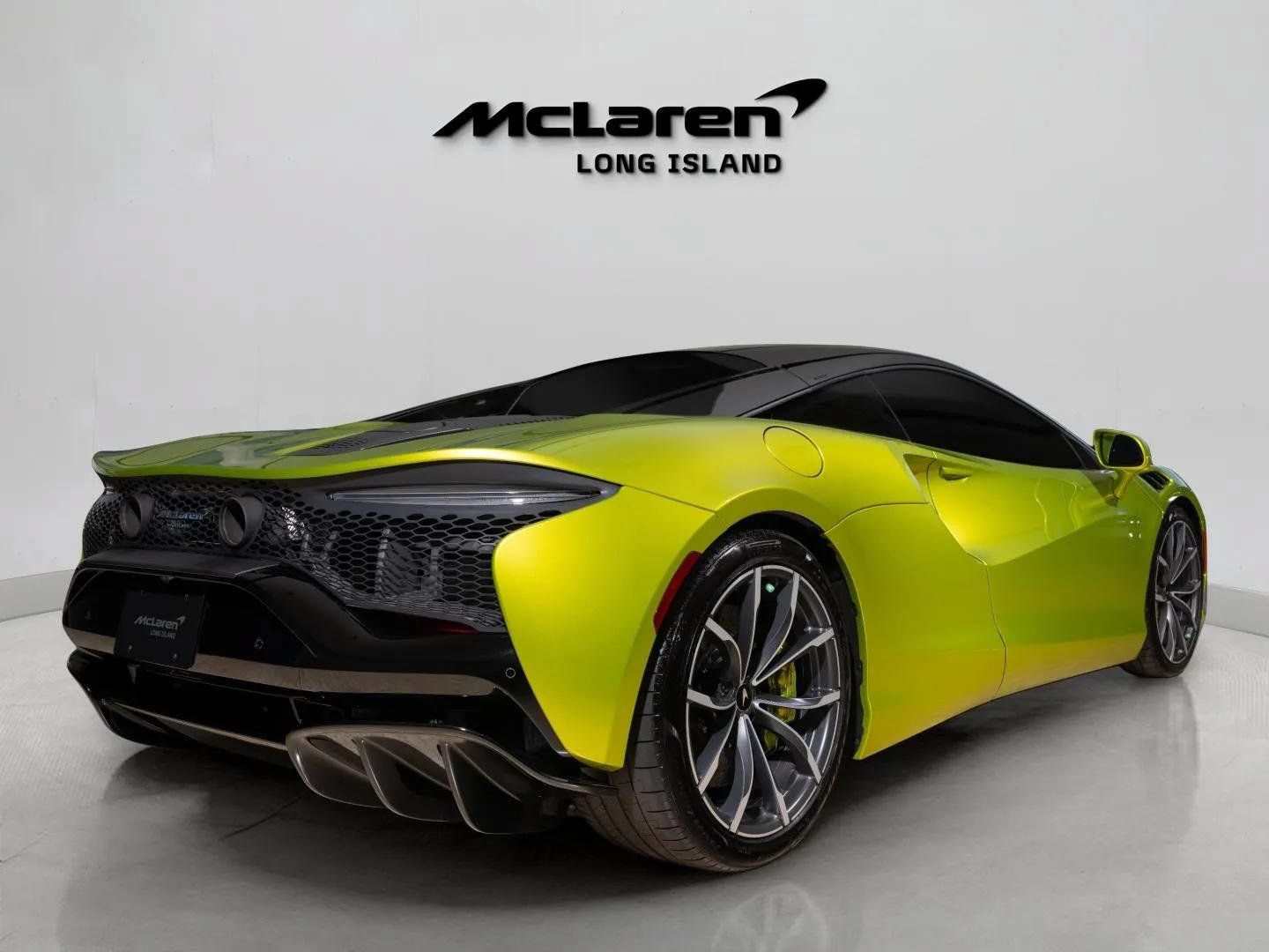 Used 2023 McLaren Artura RWD image 4