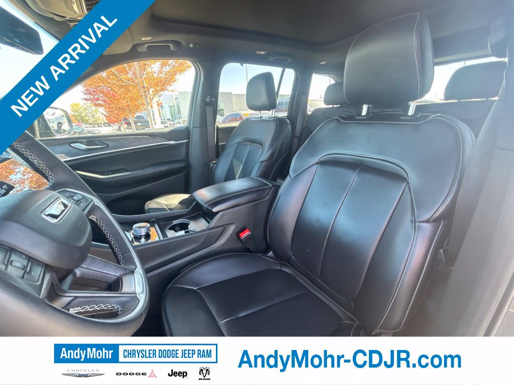 Used 2025 Jeep Grand Cherokee Limited w/ Luxury Tech Group II AWD/4WD image 12