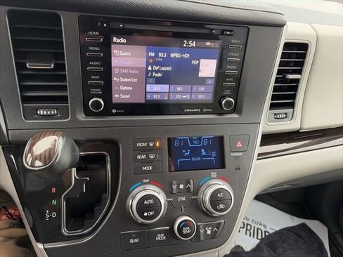 Used 2020 Toyota Sienna XLE image 7