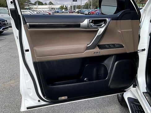 Used 2022 Lexus GX 460 Premium image 17