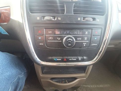 Used 2013 Chrysler Town & Country Touring image 22