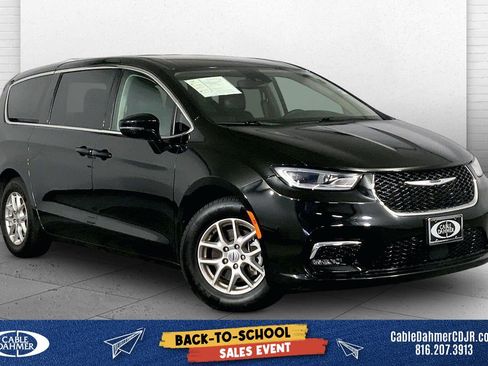 Used 2024 Chrysler Pacifica Touring-L FWD image 1