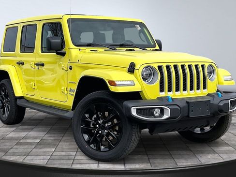 Used 2022 Jeep Wrangler Unlimited Sahara w/ Cold Weather Group AWD/4WD image 10