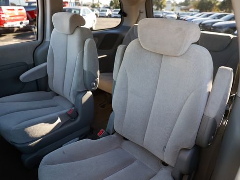 Used 2006 Kia Sedona LX image 8