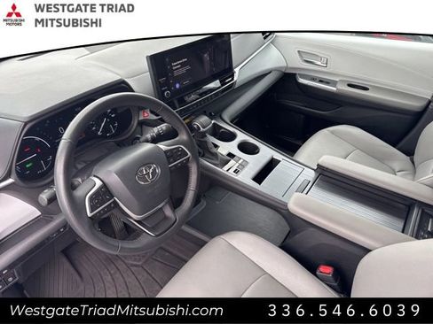 Used 2025 Toyota Sienna XLE FWD image 6
