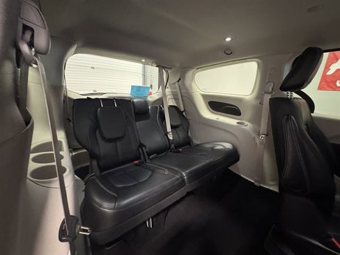 Used 2024 Chrysler Pacifica Select image 15