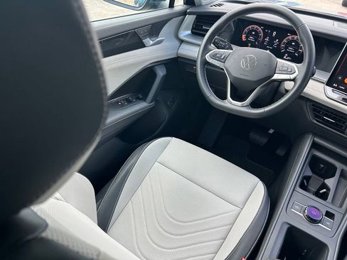 Used 2025 Volkswagen Tiguan SE FWD image 9