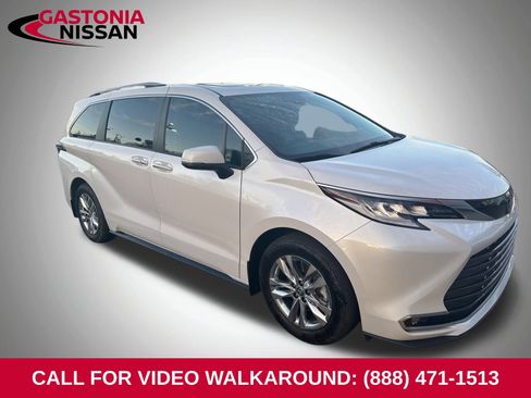 Used 2023 Toyota Sienna Limited image 5