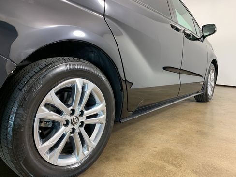 Used 2021 Toyota Sienna Platinum image 37