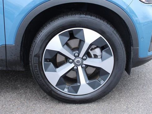 Used 2025 Volvo XC40 B5 Plus image 41