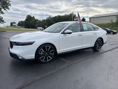 Used 2024 Honda Accord Touring image 2