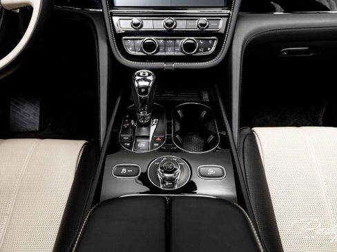 Used 2022 Bentley Bentayga image 40